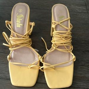 Women Yellow laced heels size 9
